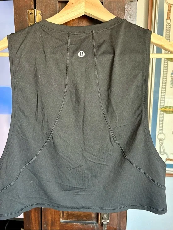 lululemon athletica Black Muscle Love Cropped Tank Size 6 - Picture 4 of 8